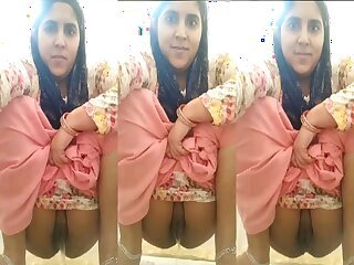 Naughty Punjabi Bhabhi peeing in an Indian closet video