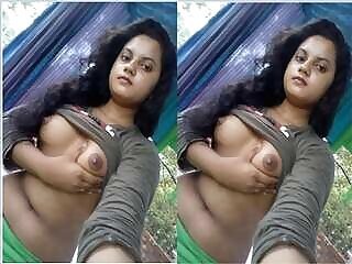 Sexy Desi indian Girl Showing Boobs and Pussy