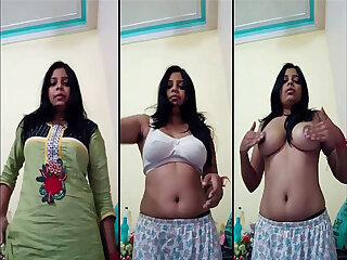 Desi Indian girl shows hot breasts video for FSI viewers