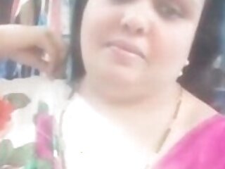 Beautiful chubby Milf In Saree Showing her Boobs Pussy