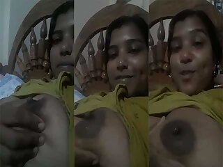 Dehati milks her boobs while showing selfies MMS video