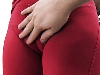 Amazing Cameltoe Pussy in Tight Yoga Pants. Round Ass too
